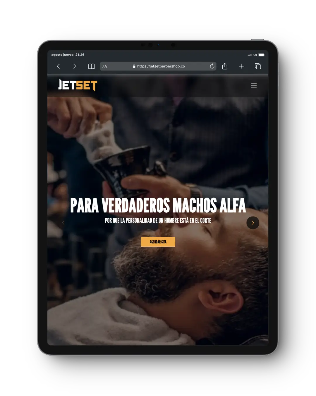 Ejemplo de interfaz adaptativa en tablet mostrando el panel de control principal